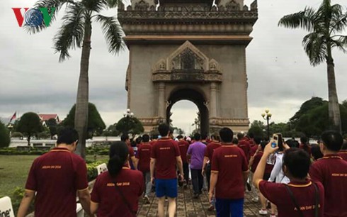 Laos holds walk to mark ASEAN's 49th founding anniversary - ảnh 1